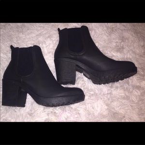 Tia chunky cleated hell Chelsea boot ✨